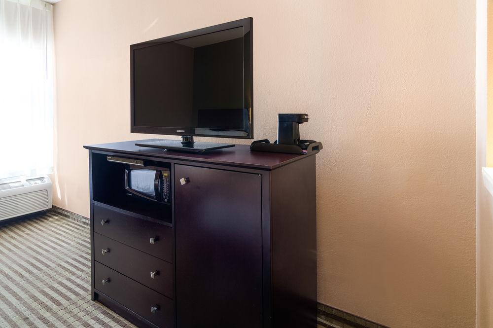 Quality Suites Irving-Las Colinas Екстер'єр фото