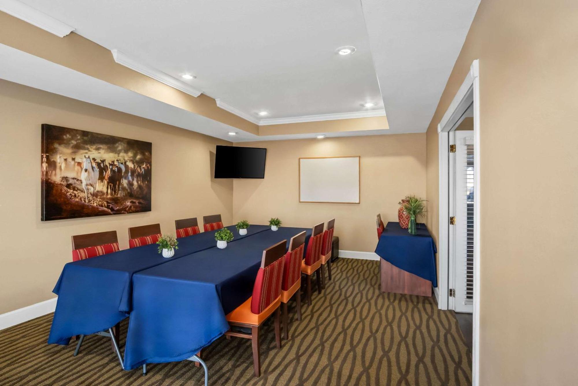Quality Suites Irving-Las Colinas Екстер'єр фото