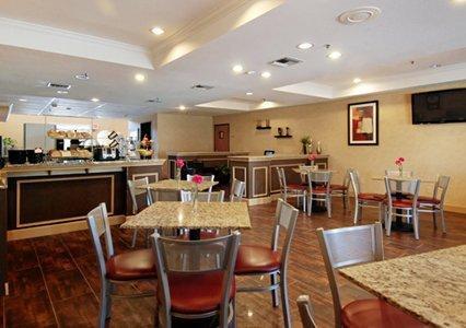 Quality Suites Irving-Las Colinas Екстер'єр фото